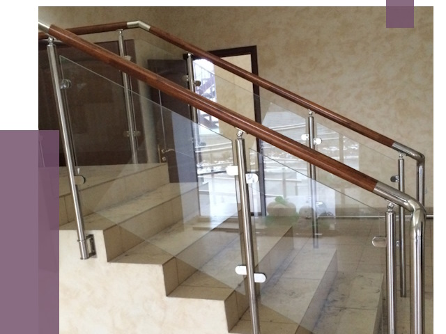 Комбинированные перила из металла и дерева в Владимире